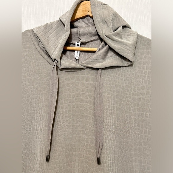 Cable & Gauge Gray Textured Hooded Dress - Picture 5 of 7